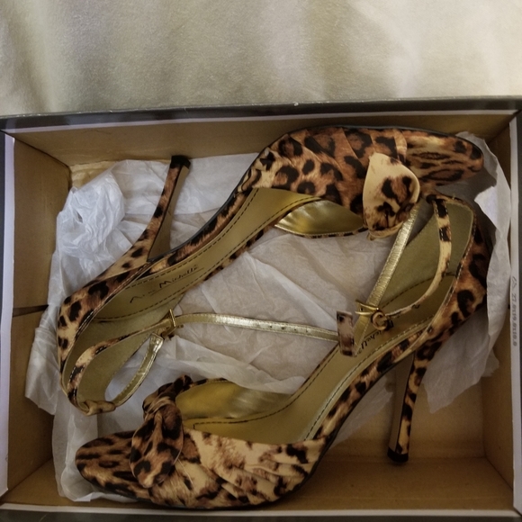 Shoes - Picture 5 of 5